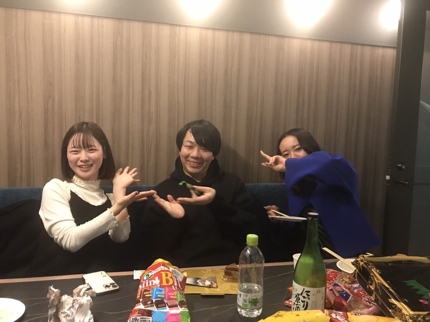 ポーズを決めるメンバー